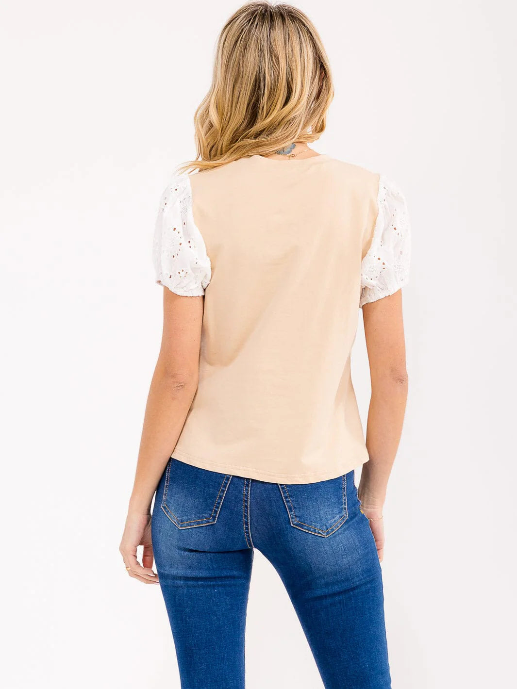 WOMEN'S SHORT EYELET SLEEVE V-NECK CONTRAST TOP
